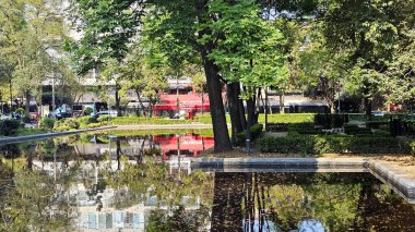 Mexico City, Mexico - 14 Ocak 2026: Polanco 'daki Lincoln Park veya Aynalar Parkı, regattas ve minyatür model tekneli filolarla çevrili evler ve binalarla çevrili.