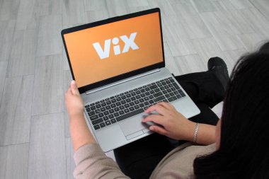 Mexico City, Mexico - 28 Ocak 2025: ViX, Televisa Univision 'un sahip olduğu, sinema, dizi, dizi, spor ve haber içerikleri gibi çok çeşitli İspanyolca içerikli bir yayın serisidir.