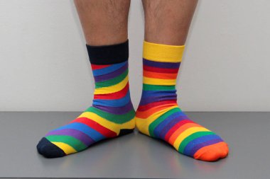 Uyumsuz çoraplı ayaklar, Dünya Down Sendromu Günü için farklı renkler ve tasarımlar, her bir insanın benzersizliğini vurgulamak için.