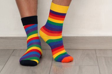 Uyumsuz çoraplı ayaklar, Dünya Down Sendromu Günü için farklı renkler ve tasarımlar, her bir insanın benzersizliğini vurgulamak için.