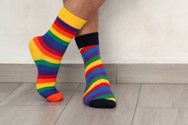 Uyumsuz çoraplı ayaklar, Dünya Down Sendromu Günü için farklı renkler ve tasarımlar, her bir insanın benzersizliğini vurgulamak için.