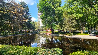 Mexico City, Mexico - 14 Ocak 2026: Polanco 'daki Lincoln Park veya Aynalar Parkı, regattas ve minyatür model tekneli filolarla çevrili evler ve binalarla çevrili.