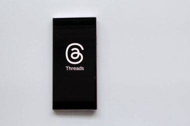 Mexico City, Mexico - 22 Şubat 2025: Meta 'dan bir mikroblog sosyal ağı, metin güncellemeleri, linkler, fotoğraflar ve gerçek zamanlı halka açık sohbetlerle ilgili videoları paylaşmak için