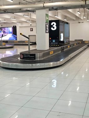 Mexico City, Mexico - 19 Mart 2025: Mexico City Uluslararası Havalimanı 'nda yolcu bagaj teslimatı