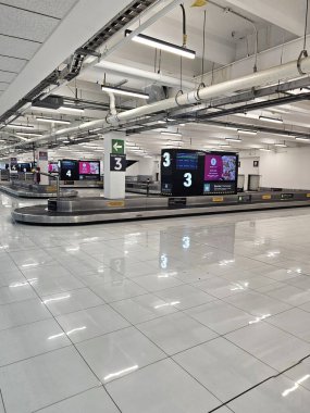 Mexico City, Mexico - 19 Mart 2025: Mexico City Uluslararası Havalimanı 'nda yolcu bagaj teslimatı