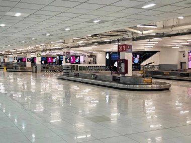 Mexico City, Mexico - 19 Mart 2025: Mexico City Uluslararası Havalimanı 'nda yolcu bagaj teslimatı