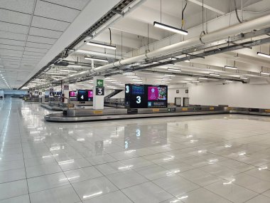 Mexico City, Mexico - 19 Mart 2025: Mexico City Uluslararası Havalimanı 'nda yolcu bagaj teslimatı