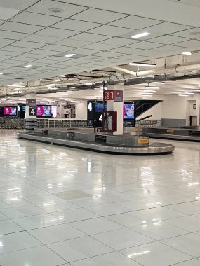 Mexico City, Mexico - 19 Mart 2025: Mexico City Uluslararası Havalimanı 'nda yolcu bagaj teslimatı