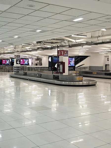 Mexico City, Mexico - 19 Mart 2025: Mexico City Uluslararası Havalimanı 'nda yolcu bagaj teslimatı