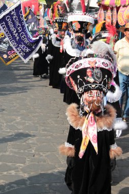 Tepoztlan, Morelos, Meksika - 16 Şubat 2026: The Chinelos, Morelos, Meksika 'dan geleneksel dansçılar, karnaval sırasında rüzgar gruplarının ritmiyle brinco dansı yaparlar.