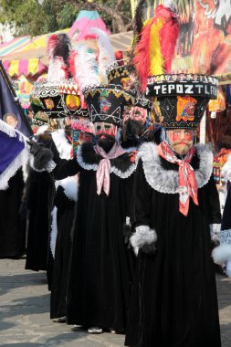 Tepoztlan, Morelos, Meksika - 16 Şubat 2026: The Chinelos, Morelos, Meksika 'dan geleneksel dansçılar, karnaval sırasında rüzgar gruplarının ritmiyle brinco dansı yaparlar.
