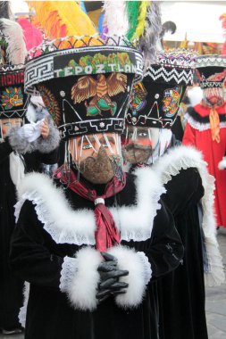 Tepoztlan, Morelos, Meksika - 16 Şubat 2026: The Chinelos, Morelos, Meksika 'dan geleneksel dansçılar, karnaval sırasında rüzgar gruplarının ritmiyle brinco dansı yaparlar.