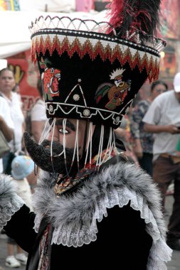 Tepoztlan, Morelos, Meksika - 16 Şubat 2026: The Chinelos, Morelos, Meksika 'dan geleneksel dansçılar, karnaval sırasında rüzgar gruplarının ritmiyle brinco dansı yaparlar.