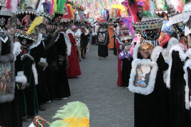 Tepoztlan, Morelos, Meksika - 16 Şubat 2026: The Chinelos, Morelos, Meksika 'dan geleneksel dansçılar, karnaval sırasında rüzgar gruplarının ritmiyle brinco dansı yaparlar.