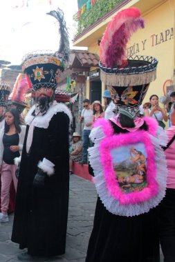 Tepoztlan, Morelos, Meksika - 16 Şubat 2026: The Chinelos, Morelos, Meksika 'dan geleneksel dansçılar, karnaval sırasında rüzgar gruplarının ritmiyle brinco dansı yaparlar.