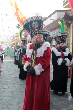 Tepoztlan, Morelos, Meksika - 16 Şubat 2026: The Chinelos, Morelos, Meksika 'dan geleneksel dansçılar, karnaval sırasında rüzgar gruplarının ritmiyle brinco dansı yaparlar.