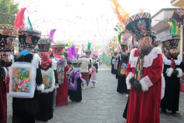 Tepoztlan, Morelos, Meksika - 16 Şubat 2026: The Chinelos, Morelos, Meksika 'dan geleneksel dansçılar, karnaval sırasında rüzgar gruplarının ritmiyle brinco dansı yaparlar.