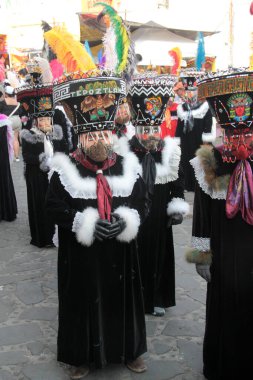 Tepoztlan, Morelos, Meksika - 16 Şubat 2026: The Chinelos, Morelos, Meksika 'dan geleneksel dansçılar, karnaval sırasında rüzgar gruplarının ritmiyle brinco dansı yaparlar.