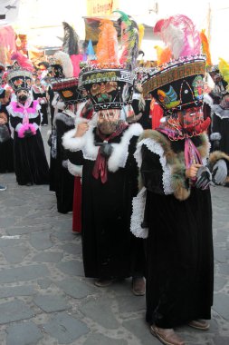 Tepoztlan, Morelos, Meksika - 16 Şubat 2026: The Chinelos, Morelos, Meksika 'dan geleneksel dansçılar, karnaval sırasında rüzgar gruplarının ritmiyle brinco dansı yaparlar.