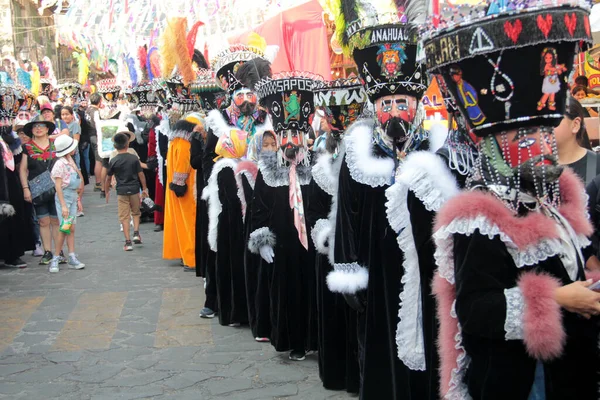 Tepoztlan, Morelos, Meksika - 16 Şubat 2026: The Chinelos, Morelos, Meksika 'dan geleneksel dansçılar, karnaval sırasında rüzgar gruplarının ritmiyle brinco dansı yaparlar.