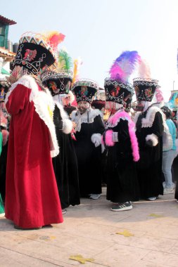 Tepoztlan, Morelos, Meksika - 16 Şubat 2026: The Chinelos, Morelos, Meksika 'dan geleneksel dansçılar, karnaval sırasında rüzgar gruplarının ritmiyle brinco dansı yaparlar.