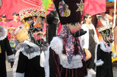 Tepoztlan, Morelos, Meksika - 16 Şubat 2026: The Chinelos, Morelos, Meksika 'dan geleneksel dansçılar, karnaval sırasında rüzgar gruplarının ritmiyle brinco dansı yaparlar.
