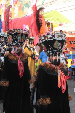 Tepoztlan, Morelos, Meksika - 16 Şubat 2026: The Chinelos, Morelos, Meksika 'dan geleneksel dansçılar, karnaval sırasında rüzgar gruplarının ritmiyle brinco dansı yaparlar.