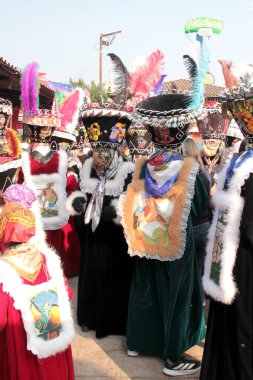 Tepoztlan, Morelos, Meksika - 16 Şubat 2026: The Chinelos, Morelos, Meksika 'dan geleneksel dansçılar, karnaval sırasında rüzgar gruplarının ritmiyle brinco dansı yaparlar.
