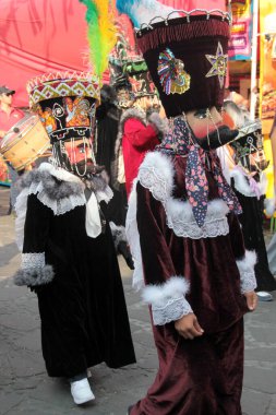 Tepoztlan, Morelos, Meksika - 16 Şubat 2026: The Chinelos, Morelos, Meksika 'dan geleneksel dansçılar, karnaval sırasında rüzgar gruplarının ritmiyle brinco dansı yaparlar.