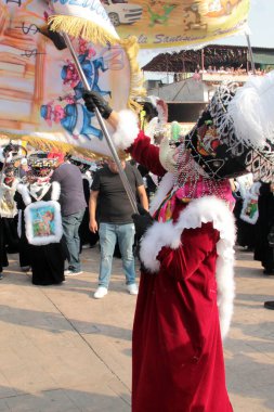 Tepoztlan, Morelos, Meksika - 16 Şubat 2026: The Chinelos, Morelos, Meksika 'dan geleneksel dansçılar, karnaval sırasında rüzgar gruplarının ritmiyle brinco dansı yaparlar.