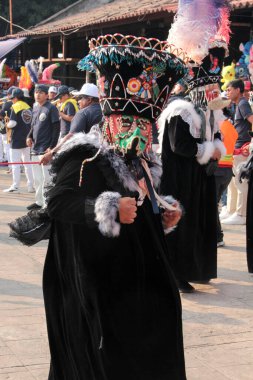 Tepoztlan, Morelos, Meksika - 16 Şubat 2026: The Chinelos, Morelos, Meksika 'dan geleneksel dansçılar, karnaval sırasında rüzgar gruplarının ritmiyle brinco dansı yaparlar.