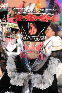 Tepoztlan, Morelos, Meksika - 16 Şubat 2026: The Chinelos, Morelos, Meksika 'dan geleneksel dansçılar, karnaval sırasında rüzgar gruplarının ritmiyle brinco dansı yaparlar.