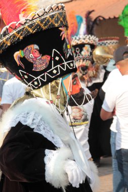 Tepoztlan, Morelos, Meksika - 16 Şubat 2026: The Chinelos, Morelos, Meksika 'dan geleneksel dansçılar, karnaval sırasında rüzgar gruplarının ritmiyle brinco dansı yaparlar.