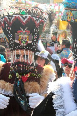 Tepoztlan, Morelos, Meksika - 16 Şubat 2026: The Chinelos, Morelos, Meksika 'dan geleneksel dansçılar, karnaval sırasında rüzgar gruplarının ritmiyle brinco dansı yaparlar.