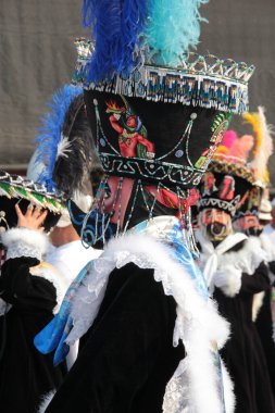 Tepoztlan, Morelos, Meksika - 16 Şubat 2026: The Chinelos, Morelos, Meksika 'dan geleneksel dansçılar, karnaval sırasında rüzgar gruplarının ritmiyle brinco dansı yaparlar.
