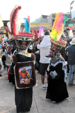 Tepoztlan, Morelos, Meksika - 16 Şubat 2026: The Chinelos, Morelos, Meksika 'dan geleneksel dansçılar, karnaval sırasında rüzgar gruplarının ritmiyle brinco dansı yaparlar.