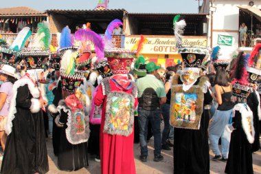 Tepoztlan, Morelos, Meksika - 16 Şubat 2026: The Chinelos, Morelos, Meksika 'dan geleneksel dansçılar, karnaval sırasında rüzgar gruplarının ritmiyle brinco dansı yaparlar.