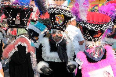 Tepoztlan, Morelos, Meksika - 16 Şubat 2026: The Chinelos, Morelos, Meksika 'dan geleneksel dansçılar, karnaval sırasında rüzgar gruplarının ritmiyle brinco dansı yaparlar.