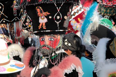 Tepoztlan, Morelos, Meksika - 16 Şubat 2026: The Chinelos, Morelos, Meksika 'dan geleneksel dansçılar, karnaval sırasında rüzgar gruplarının ritmiyle brinco dansı yaparlar.