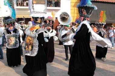 Tepoztlan, Morelos, Meksika - 16 Şubat 2026: The Chinelos, Morelos, Meksika 'dan geleneksel dansçılar, karnaval sırasında rüzgar gruplarının ritmiyle brinco dansı yaparlar.
