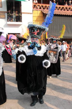 Tepoztlan, Morelos, Meksika - 16 Şubat 2026: The Chinelos, Morelos, Meksika 'dan geleneksel dansçılar, karnaval sırasında rüzgar gruplarının ritmiyle brinco dansı yaparlar.