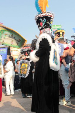 Tepoztlan, Morelos, Meksika - 16 Şubat 2026: The Chinelos, Morelos, Meksika 'dan geleneksel dansçılar, karnaval sırasında rüzgar gruplarının ritmiyle brinco dansı yaparlar.