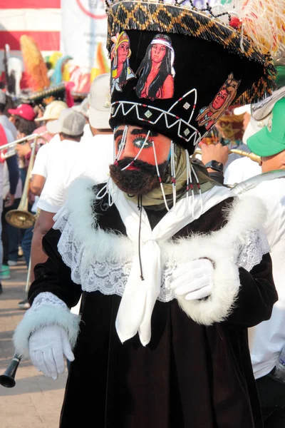 Tepoztlan, Morelos, Meksika - 16 Şubat 2026: The Chinelos, Morelos, Meksika 'dan geleneksel dansçılar, karnaval sırasında rüzgar gruplarının ritmiyle brinco dansı yaparlar.