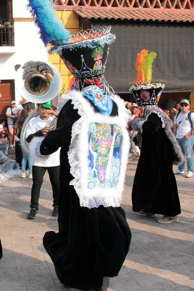 Tepoztlan, Morelos, Meksika - 16 Şubat 2026: The Chinelos, Morelos, Meksika 'dan geleneksel dansçılar, karnaval sırasında rüzgar gruplarının ritmiyle brinco dansı yaparlar.