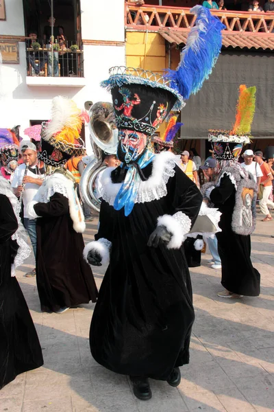 Tepoztlan, Morelos, Meksika - 16 Şubat 2026: The Chinelos, Morelos, Meksika 'dan geleneksel dansçılar, karnaval sırasında rüzgar gruplarının ritmiyle brinco dansı yaparlar.