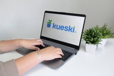 Mexico City, Mexico - 28 Ocak 2025: Kueski, Meksika 'nın önde gelen bir fintech dijital fintech uygulaması, çeşitli ödeme seçenekleriyle kişisel kredi ve çevrimiçi kredi sunuyor