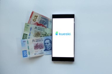 Mexico City, Mexico - 28 Ocak 2025: Kueski, Meksika 'nın önde gelen bir fintech dijital fintech uygulaması, çeşitli ödeme seçenekleriyle kişisel kredi ve çevrimiçi kredi sunuyor