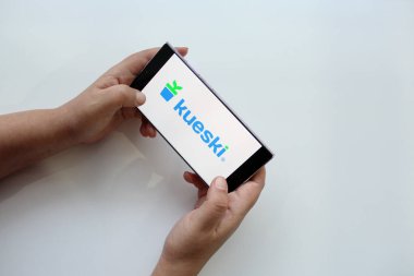 Mexico City, Mexico - 28 Ocak 2025: Kueski, Meksika 'nın önde gelen bir fintech dijital fintech uygulaması, çeşitli ödeme seçenekleriyle kişisel kredi ve çevrimiçi kredi sunuyor