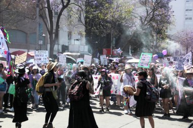 Mexico City, Mexico - 8 Mart 2025 - 8 Mart 2025 Uluslararası Kadınlar Günü, CDMX 'te eşitlik, şiddet, kadın cinayeti, maçoluğu ve ayrımcılığı kınamak amacıyla düzenlenen yürüyüşdür.
