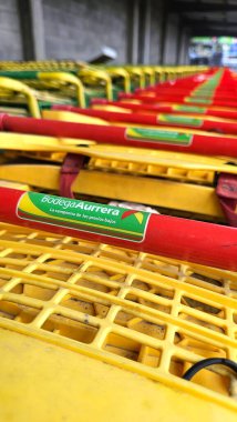 Huauchinango, Puebla, Meksika - 26 Aralık 2025: Bodega Aurrera, Walmart 'a ait bir Meksika indirimli mağazalar zinciri ve süpermarketler, Mama Lucha imajı ile düşük fiyatlar sunuyor